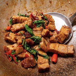 กะเพราหมูกรอบขุนช้าง (กับข้าว)