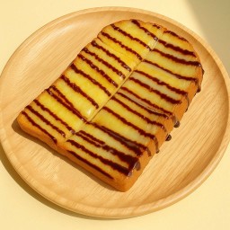 ขนมปังปิ้งเนย นมข้น + ช็อกโกแลต