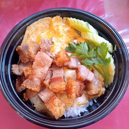 ข้าว-หมูกรอบราดน้ำปลา+ไข่ข้น