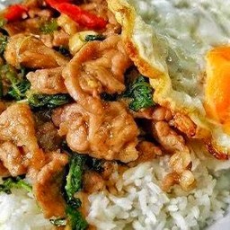 ผัดกะเพราหมูชิ้นราดข้าว+ไข่ดาว