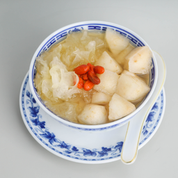 สาลี่ต้มเห็ดหูหนูเก๋ากี้  银耳枸杞炖雪梨 Boiled Ear Mushrooms with Goji Pear