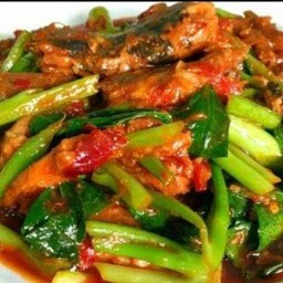 ผัดคะน้าปลากระป๋องเป็นกับ