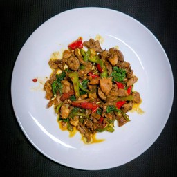 กระเพราเครื่อในไก่