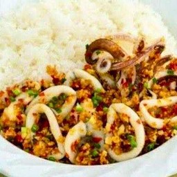 ปลาหมึกคั่วพริกเกลือราดข้าว+ไข่ดาว
