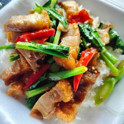 คะน้าหมูกรอบราดข้าว