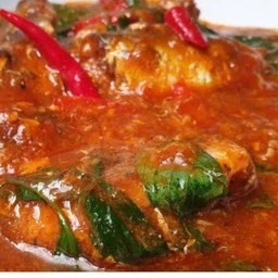 ผัดปลากระป๋องใบโหระพาเป็นกับ