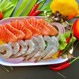 ยำแซลมอนกุ้งสด