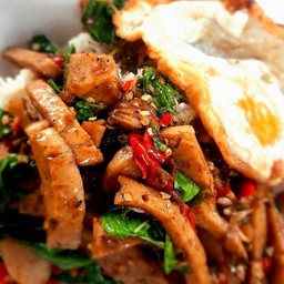 ข้าวราดผัดกระเพราหมูยอ