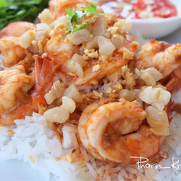 ข้าว ทะเล หรือกุ้ง หรือปลาหมึก หรือหมูกรอบ ทอดกระเทียม