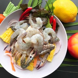 ยำปูม้ากุ้งสด