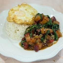 ผัดกระเพราหมูกรอบ ราดข้าว ไข่ดาว 3แถม 1