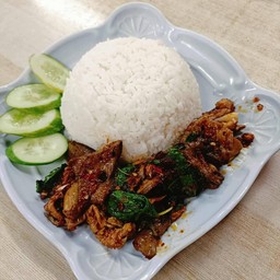 ข้าวผัดกะเพราเครื่องในหมูพริกแห้ง