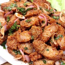 ยำหมูทอด