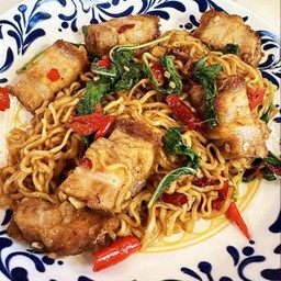 กะเพรามาม่าหมูกรอบ