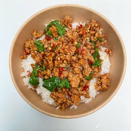 กะเพราหมูสับราดข้าว