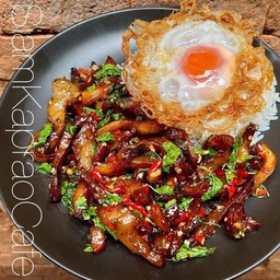 ข้าวกะเพราหมูแดดเดียว 200g ไข่ดาว