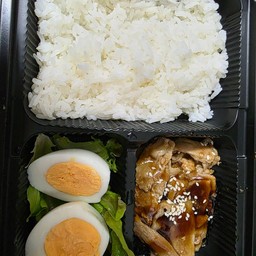 ข้าวหมูสามชั้นผัดซอสเทอริยากิไข่ต้ม