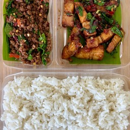 กะเพราสองใจเนื้อสับ+หมูกรอบ