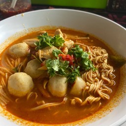 ก๋วยเตี๋ยวม่าม่าต้มยำไก่