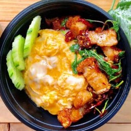 กระเพราหมูกรอบไข่ข้น