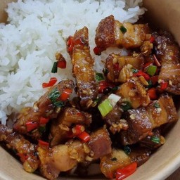 หมูกรอบผัดพริกเกลือราดข้าว