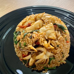 กะเพราปลาหมึกข้าวคลุก