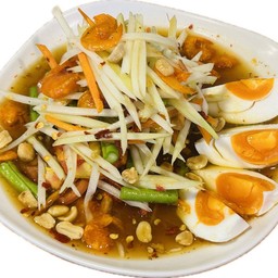 ส้มตำ โคราช ใส่ไข่เค็ม