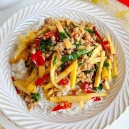 ข้าว กระเพราหน่อไม้พริกสด