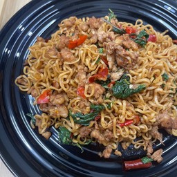 กะเพรามาม่าไก่สับ