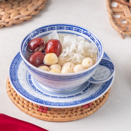 เห็ดหูหนูต้มเม็ดบัวพุทรา 银耳莲子红枣甜汤 Stewed White Fungus with Lotus Seeds & Jujube