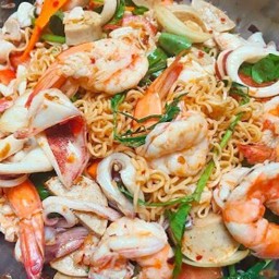 ยำมาม่าทะเล กุ้งหมึก