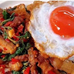 กระเพราหมูสามชั้น ไข่ดาว