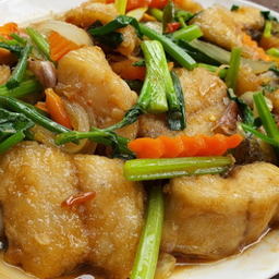 ข้าว ปลากะพง ราดพริก ผัดคื่นช่าย  พริกไทยดำ