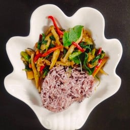 เห็ดผัดกะเพราราดข้าว