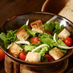 Mixed salad and bread
