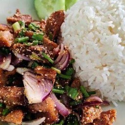 ข้าวหน้าน้ำตกเนื้อ