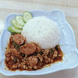 ข้าวผัดกะเพราแหนมพริกแห้ง