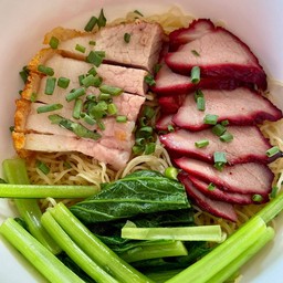 บะหมี่หมูแดงหมูกรอบฮ่องกงพิเศษ