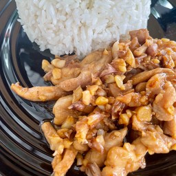 ไก่ชิ้นทอดกระเทียม (ราดข้าว)