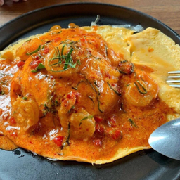 ข้าว แพนง ทะเล หรือกุ้ง หรือปลาหมึก หรือหมูกรอบ  และไข่เจียว