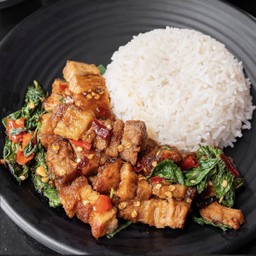 กะเพราหมูกรอบขุนช้าง