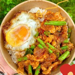 ข้าวพริกแกงหมูชิ้นไข่ดาว