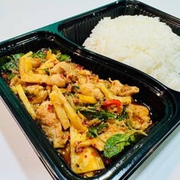 ข้าวผัดพริกแกง ไก่ ใส่หน่อไม้ ( ข้าวหอมมะลิ )