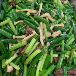 ผัดดอกหอมตับไก่