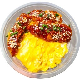 ข้าวไก่ไม่มีกระดูกราดซอสเกาหลี+ไข่ข้น