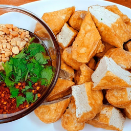 เต้าหู้ทอด พร้อมน้ำจิ้มถั่ว