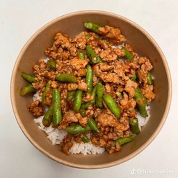 พริกเเกงหมูสับราดข้าว