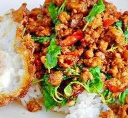 ผัดกะเพราหมูสับราดข้าว+ไข่ดาว