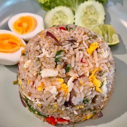 ข้าวผัดใส่ไข่ ปลาทู ชะอม เสริฟคู่กับไข่ต้ม