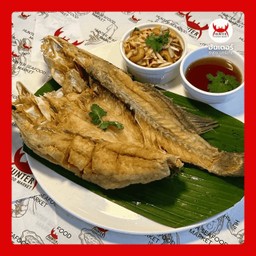 ปลากะพงทอดน้ำปลา ตรงปก ปลาสดใหม่ทุกวัน ขนาด 600 กรัม พร้อมซอสน้ำปลาและน้ำยำ
